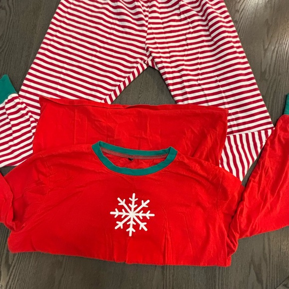 Festive Red Unisex Pajamas with Snowflake Design - Picture 1 of 8